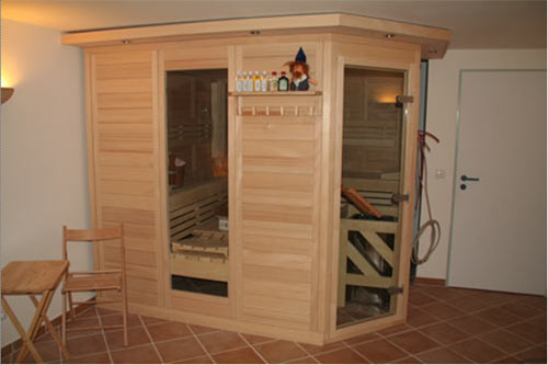 Sauna mit wandhohem Glaselement
