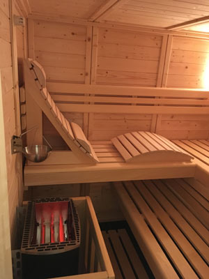 Sauna mit ergonomischer Saunaliege