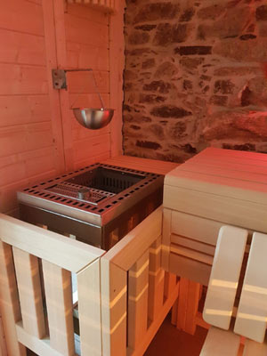 Sauna mit Steinwand