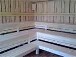 Sauna mit unbesäumten Brettern
